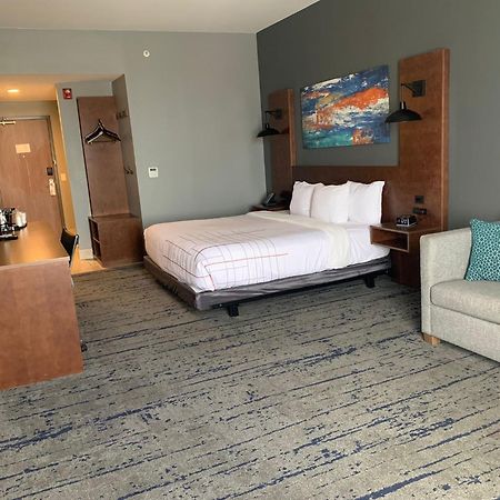 La Quinta Inn & Suites By Wyndham Louisville Ne - Old Henry Rd Exteriör bild